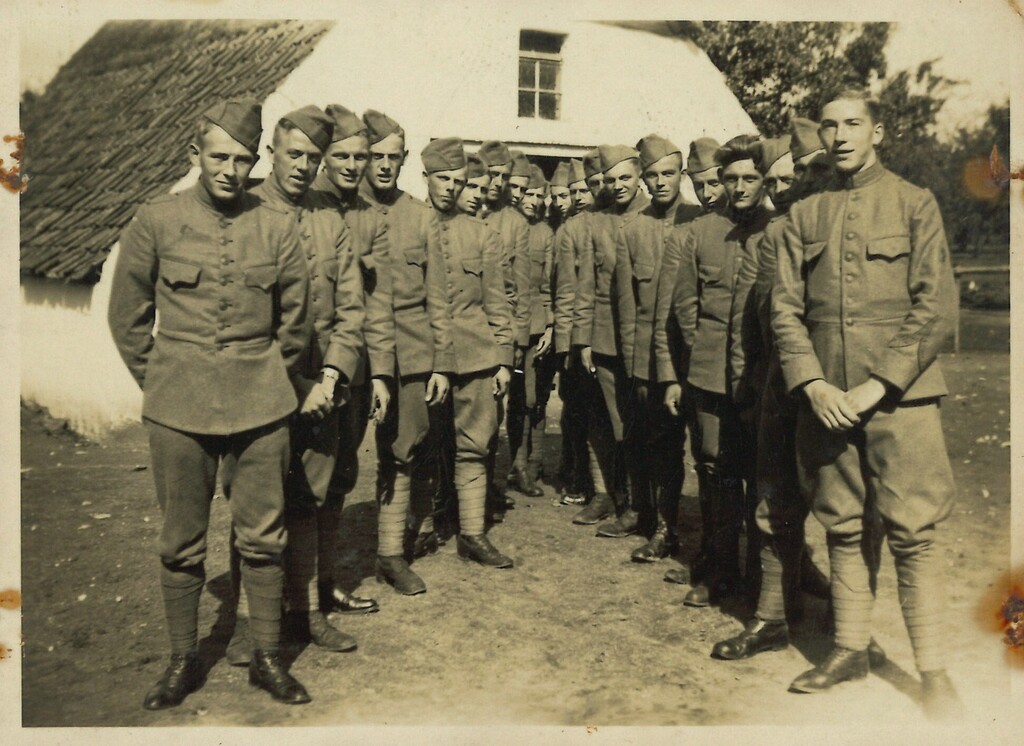Groepsfoto achter de boerderij van Van Dolderen