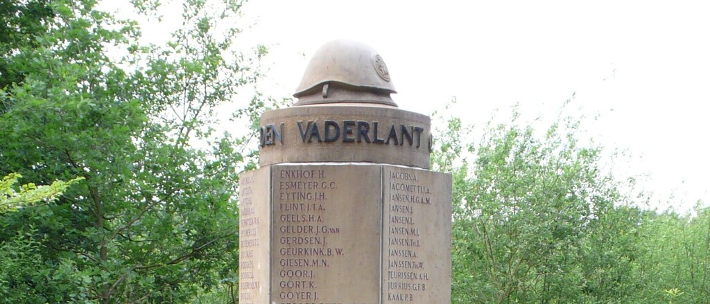 Monument bij het Militair Ereveld op de Grebbeberg