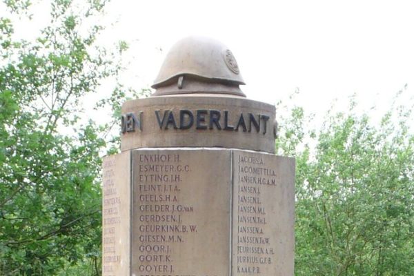 Monument bij het Militair Ereveld op de Grebbeberg
