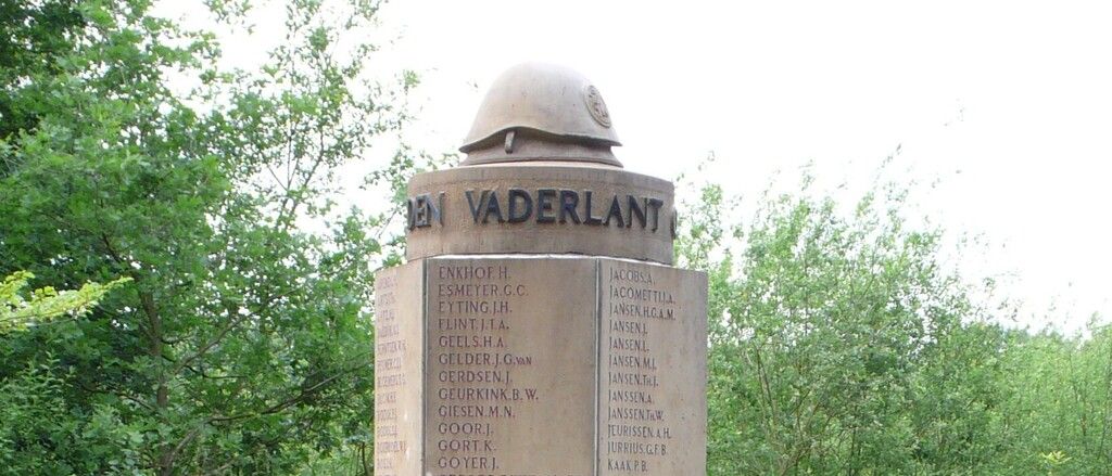 Monument bij het Militair Ereveld op de Grebbeberg